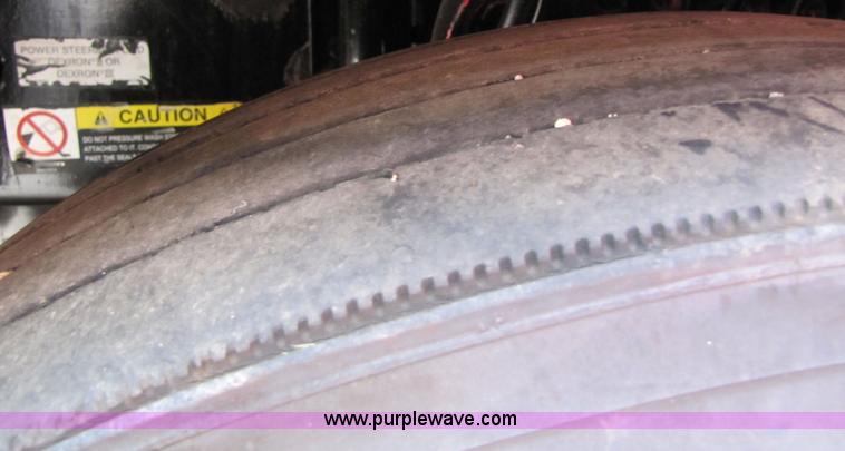 image for item 8008 2003 Volvo VNL64T 770 semi truck