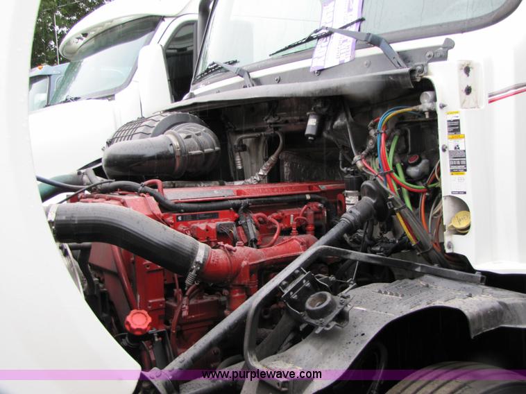 image for item 8008 2003 Volvo VNL64T 770 semi truck