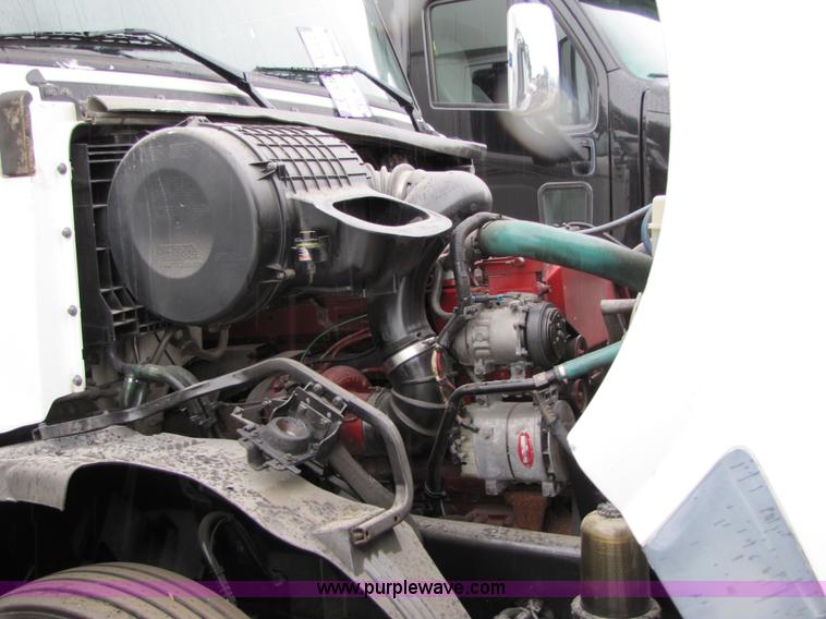 image for item 8008 2003 Volvo VNL64T 770 semi truck