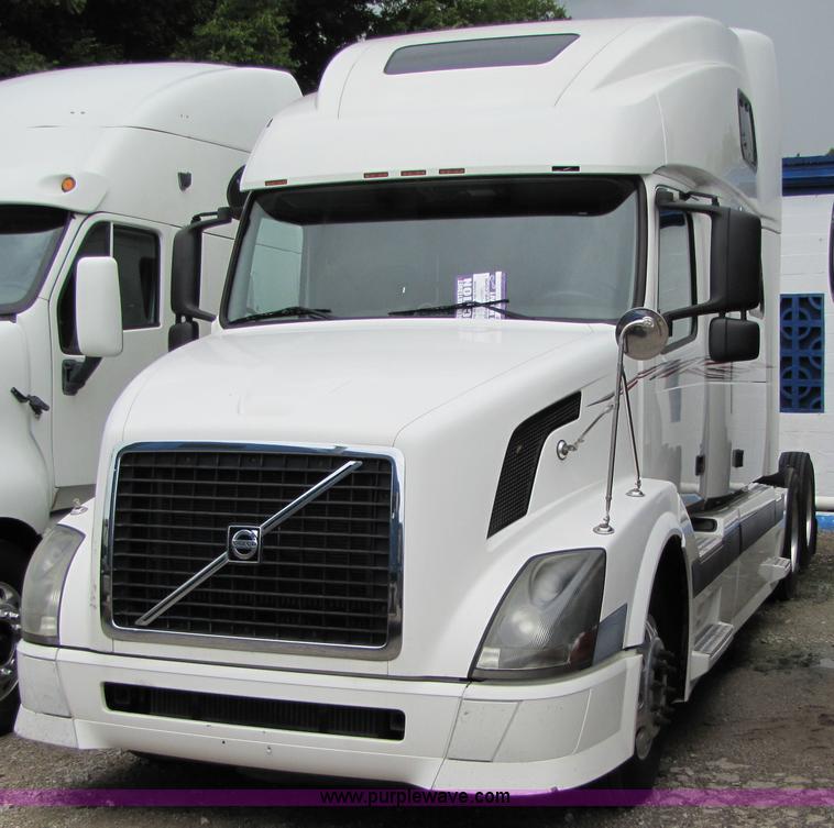 image for item 8009 2004 Volvo VNL64T 780 semi truck