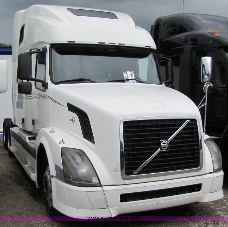 image for item 8009 2004 Volvo VNL64T 780 semi truck