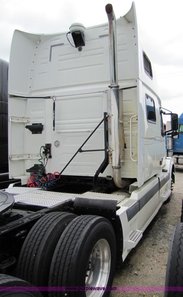 image for item 8009 2004 Volvo VNL64T 780 semi truck