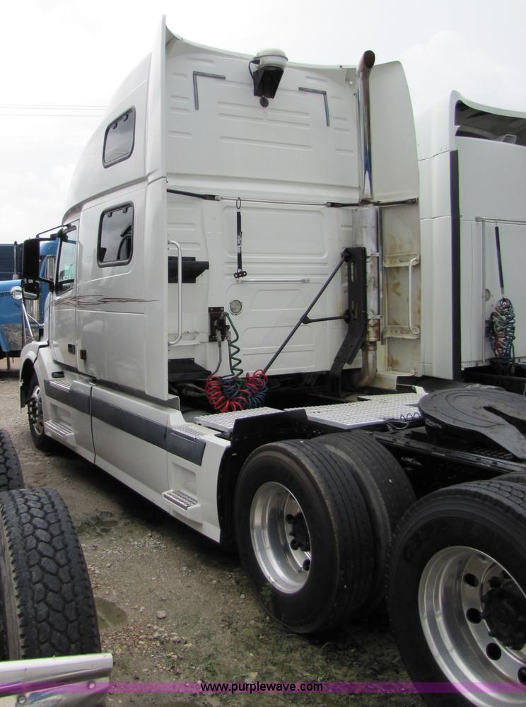 image for item 8009 2004 Volvo VNL64T 780 semi truck