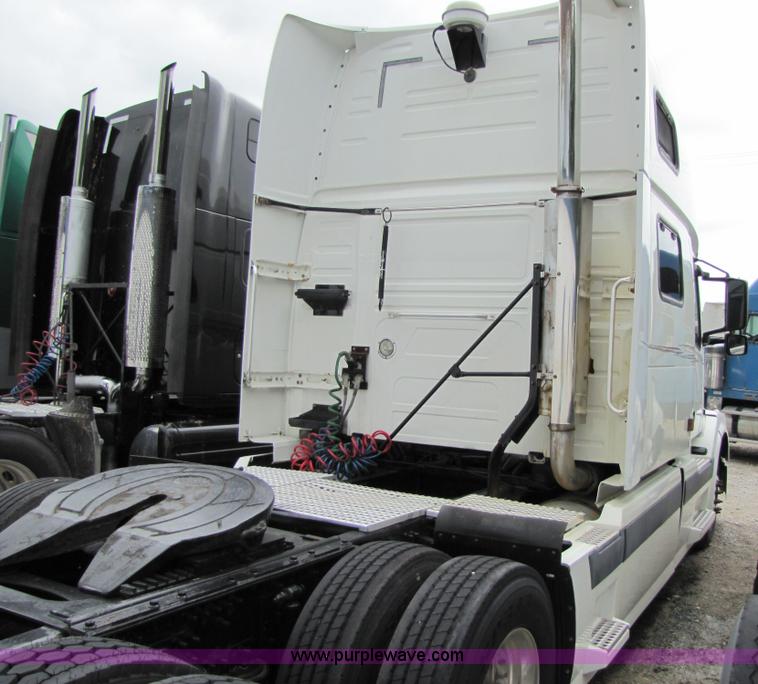image for item 8009 2004 Volvo VNL64T 780 semi truck