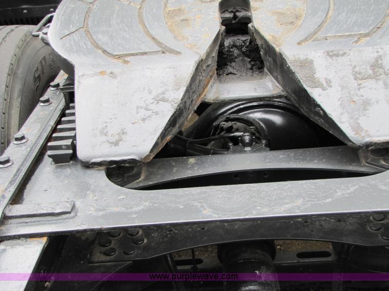 image for item 8009 2004 Volvo VNL64T 780 semi truck