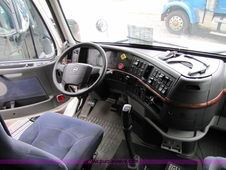 image for item 8009 2004 Volvo VNL64T 780 semi truck