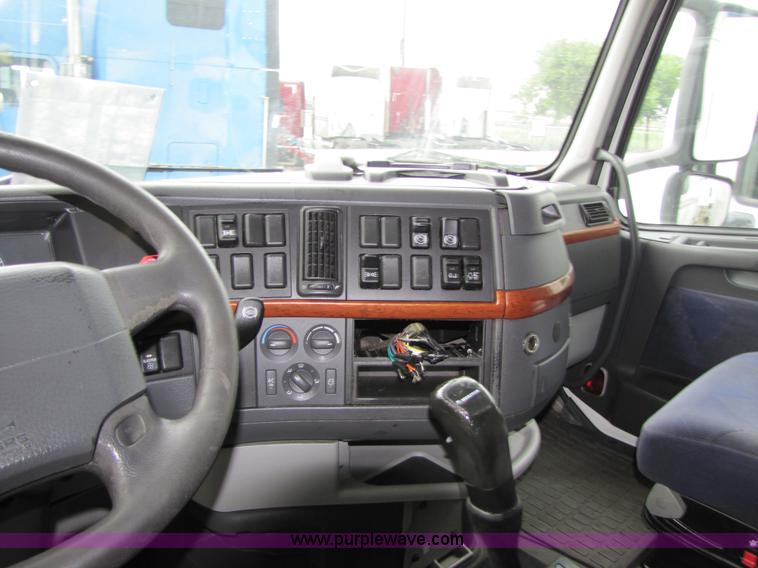 image for item 8009 2004 Volvo VNL64T 780 semi truck