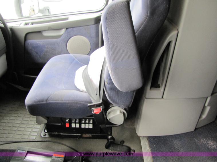 image for item 8009 2004 Volvo VNL64T 780 semi truck