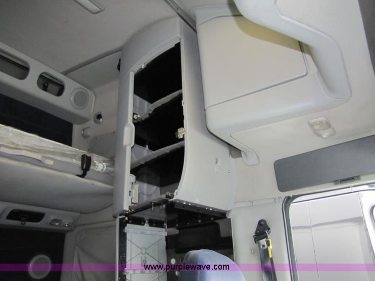 image for item 8009 2004 Volvo VNL64T 780 semi truck