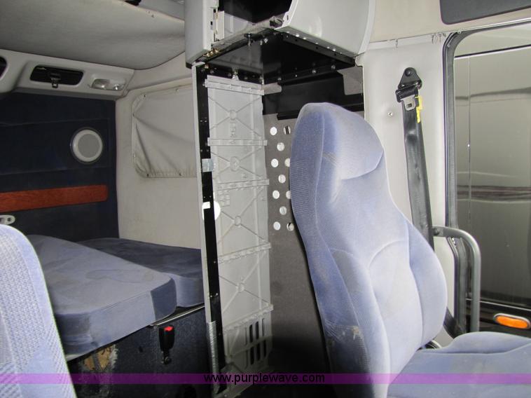 image for item 8009 2004 Volvo VNL64T 780 semi truck