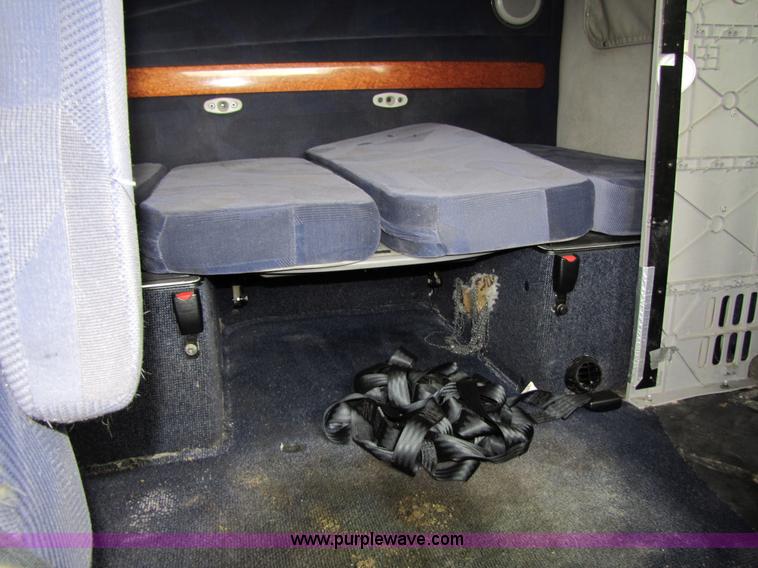 image for item 8009 2004 Volvo VNL64T 780 semi truck