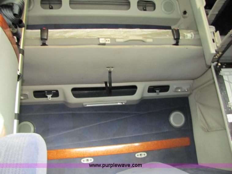 image for item 8009 2004 Volvo VNL64T 780 semi truck