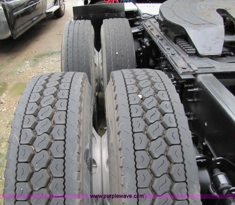 image for item 8009 2004 Volvo VNL64T 780 semi truck