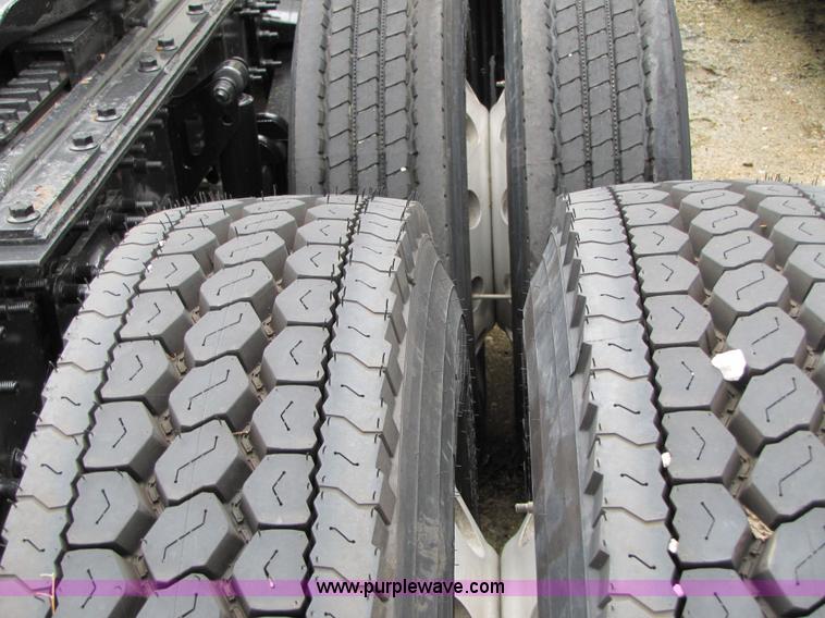 image for item 8009 2004 Volvo VNL64T 780 semi truck