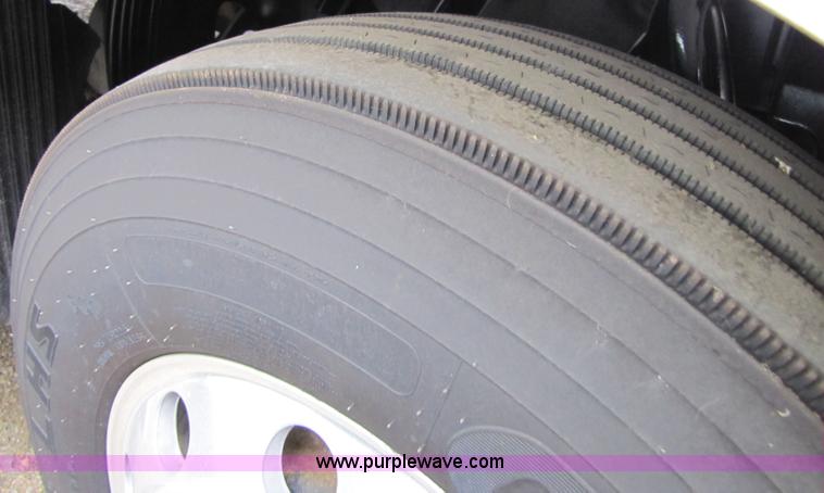 image for item 8009 2004 Volvo VNL64T 780 semi truck