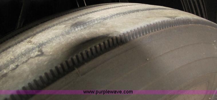 image for item 8009 2004 Volvo VNL64T 780 semi truck