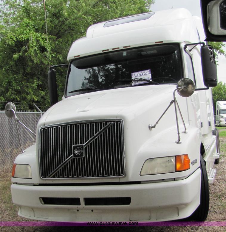 image for item 8010 2003 Volvo VNL ISX450ST semi truck