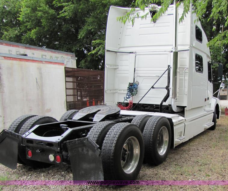 image for item 8010 2003 Volvo VNL ISX450ST semi truck