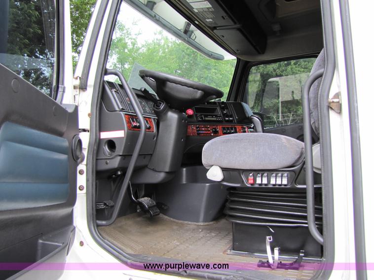 image for item 8010 2003 Volvo VNL ISX450ST semi truck