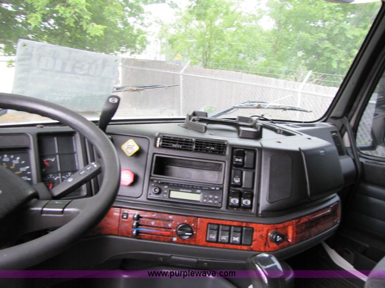 image for item 8010 2003 Volvo VNL ISX450ST semi truck