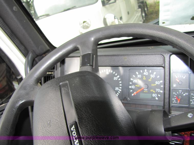 image for item 8010 2003 Volvo VNL ISX450ST semi truck