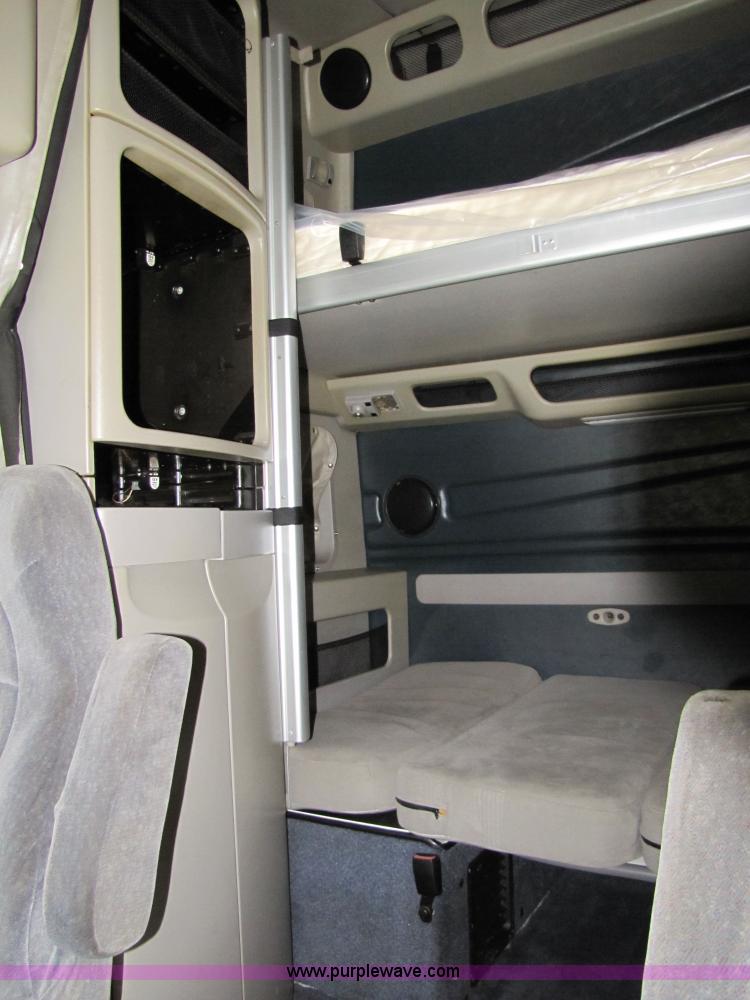 image for item 8010 2003 Volvo VNL ISX450ST semi truck