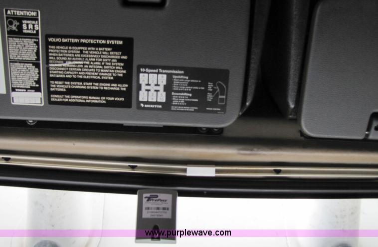 image for item 8010 2003 Volvo VNL ISX450ST semi truck