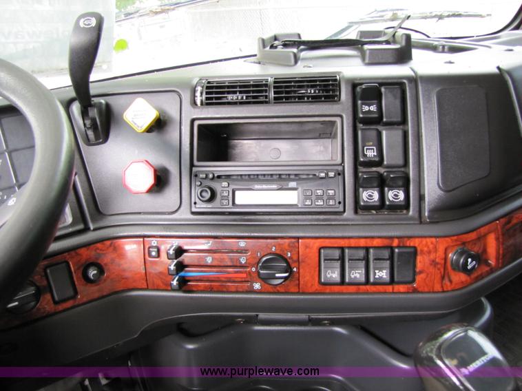 image for item 8010 2003 Volvo VNL ISX450ST semi truck