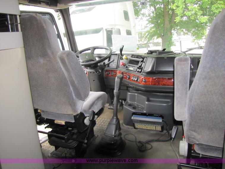 image for item 8010 2003 Volvo VNL ISX450ST semi truck