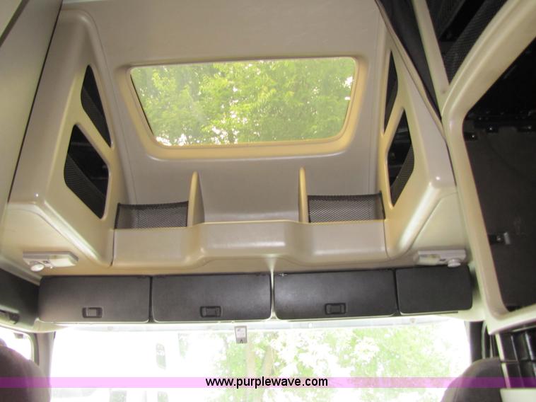 image for item 8010 2003 Volvo VNL ISX450ST semi truck