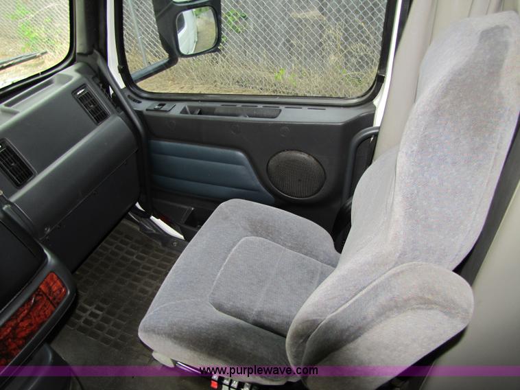 image for item 8010 2003 Volvo VNL ISX450ST semi truck