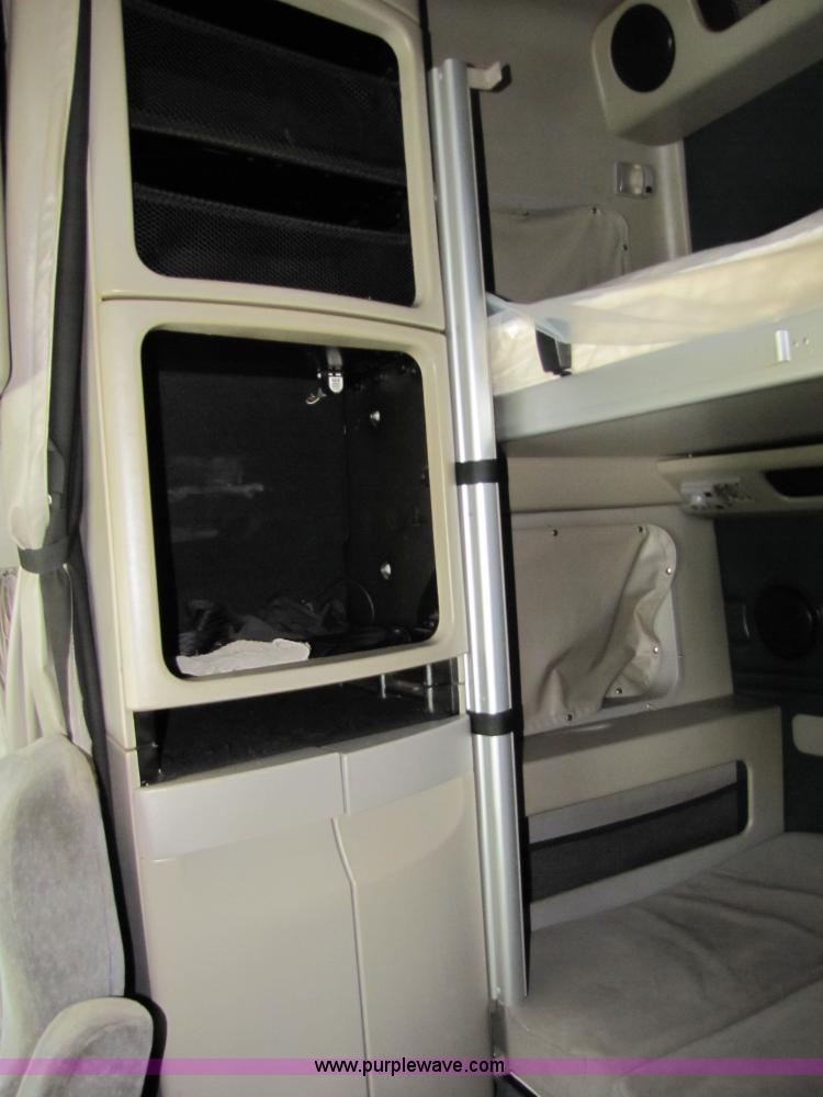 image for item 8010 2003 Volvo VNL ISX450ST semi truck