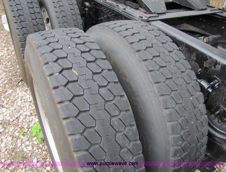 image for item 8010 2003 Volvo VNL ISX450ST semi truck