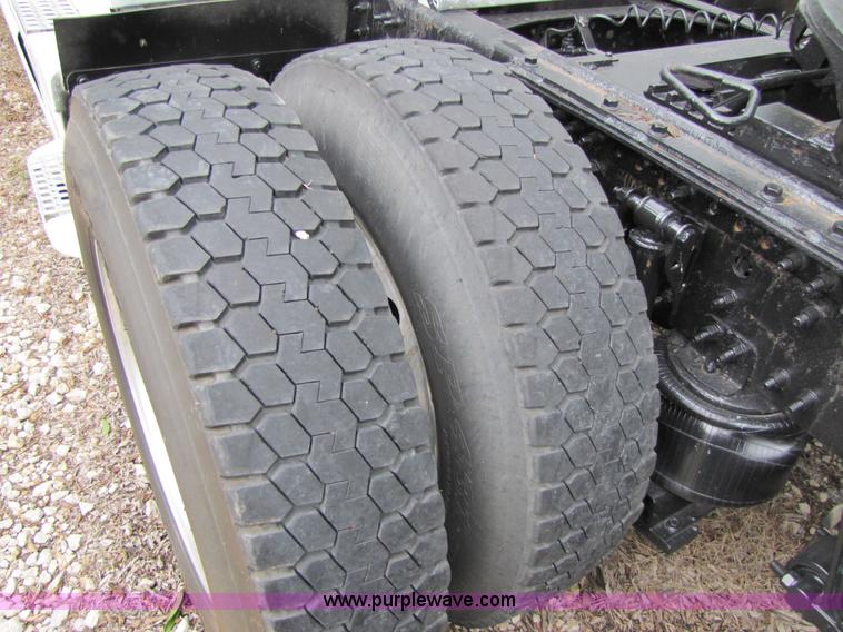 image for item 8010 2003 Volvo VNL ISX450ST semi truck