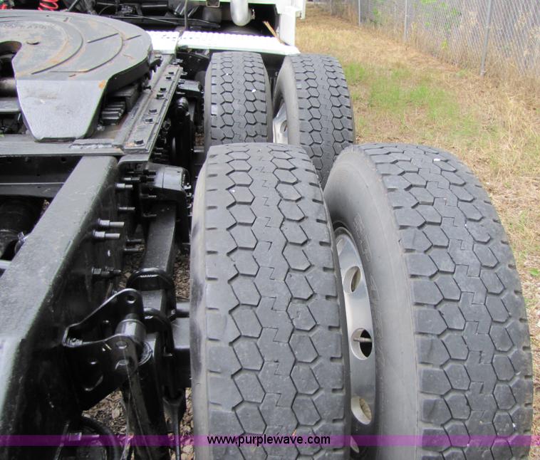 image for item 8010 2003 Volvo VNL ISX450ST semi truck