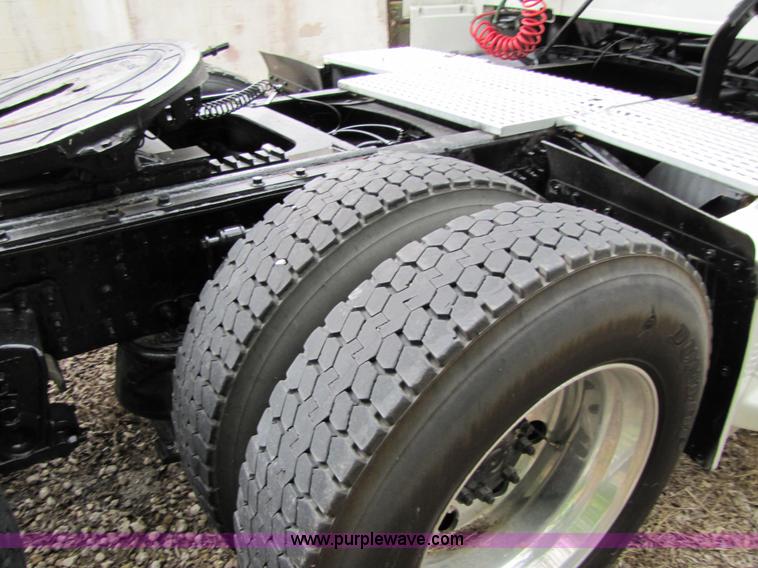 image for item 8010 2003 Volvo VNL ISX450ST semi truck