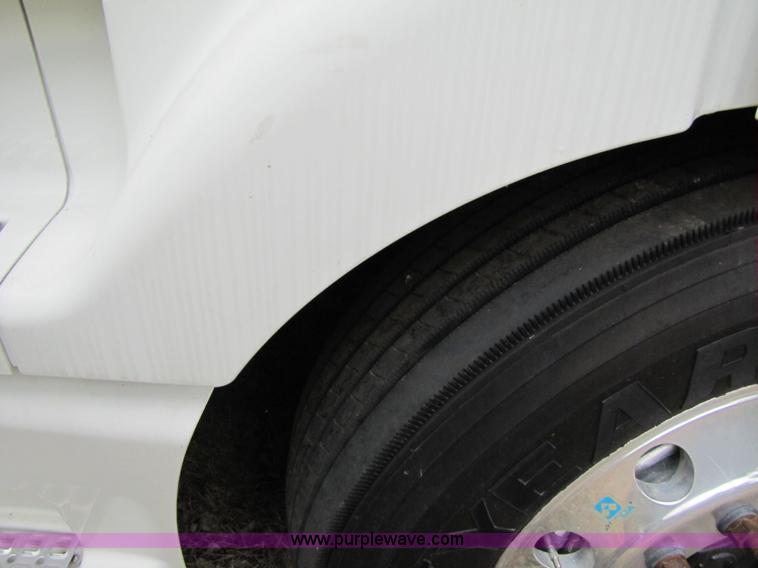 image for item 8010 2003 Volvo VNL ISX450ST semi truck