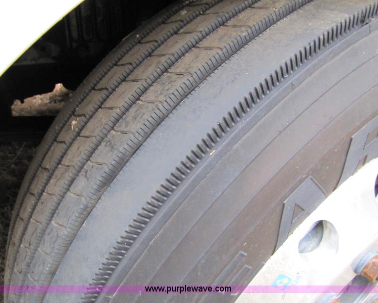 image for item 8010 2003 Volvo VNL ISX450ST semi truck