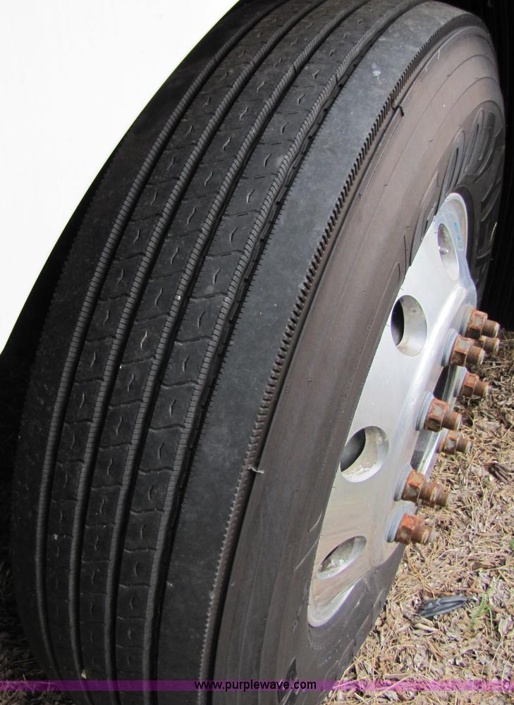 image for item 8010 2003 Volvo VNL ISX450ST semi truck