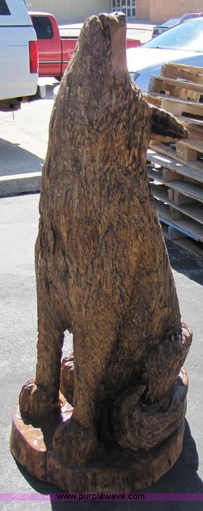 image for item 7189 Coyote howling chainsaw art carving