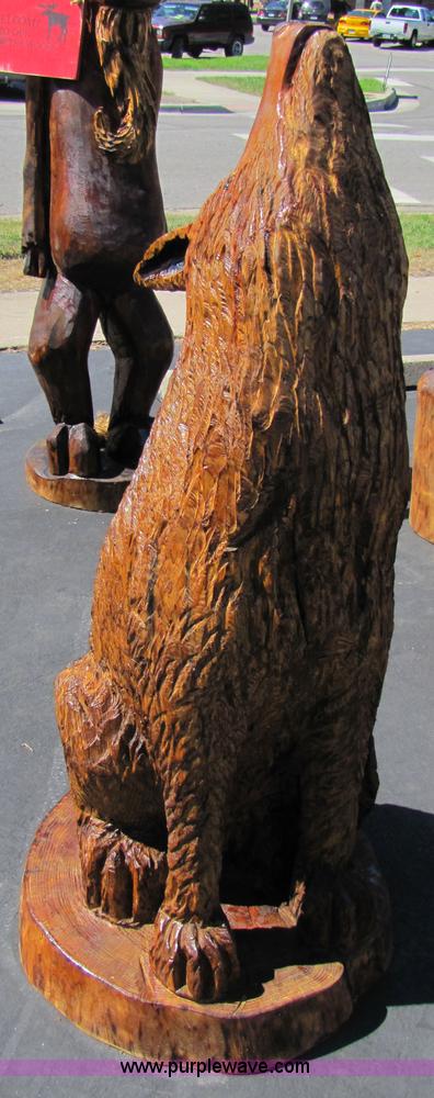 image for item 7189 Coyote howling chainsaw art carving