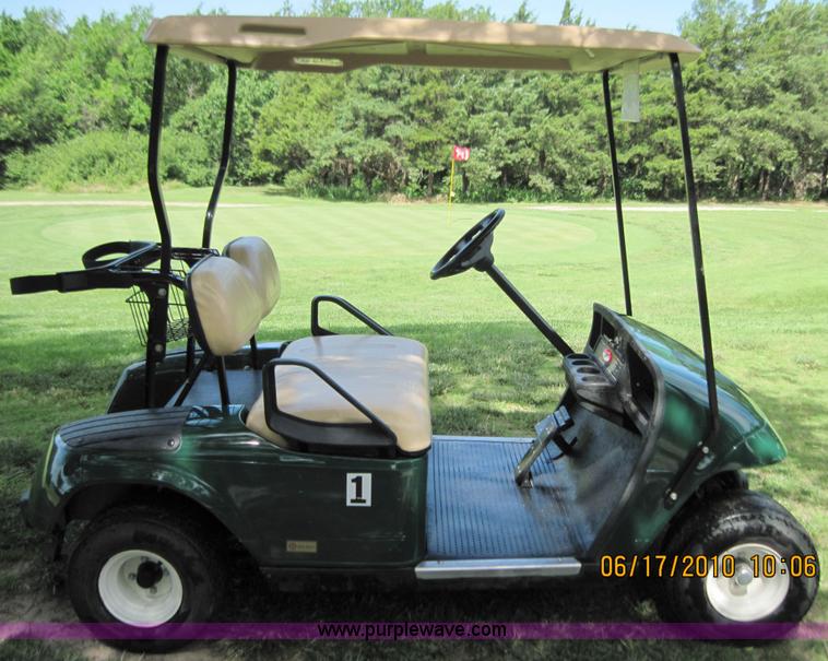 image for item 1056 2006 electric golf cart with charger