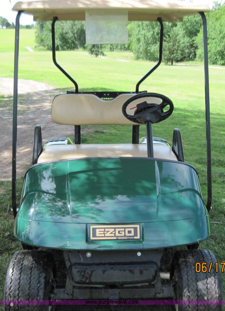 image for item 1056 2006 electric golf cart with charger
