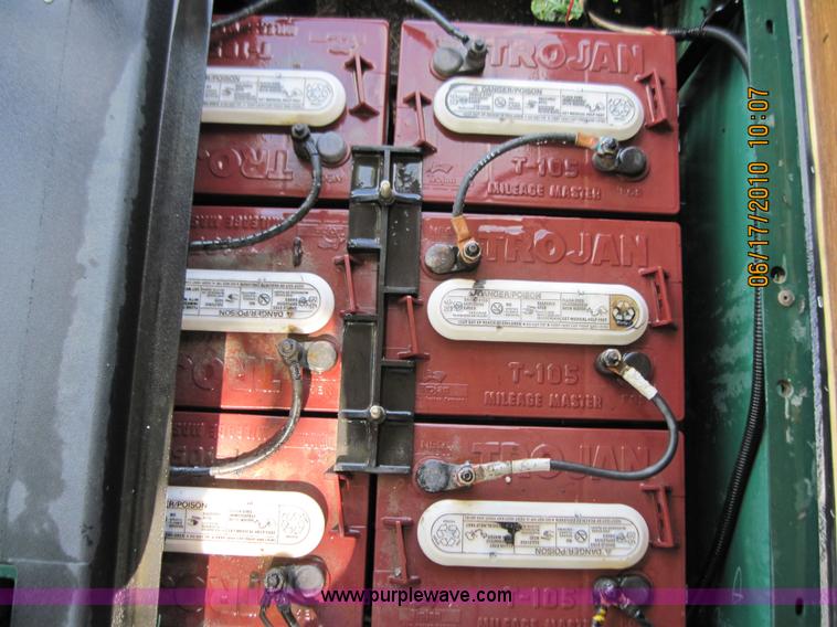 image for item 1056 2006 electric golf cart with charger