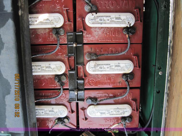 image for item 1057 2006 electric golf cart with charger