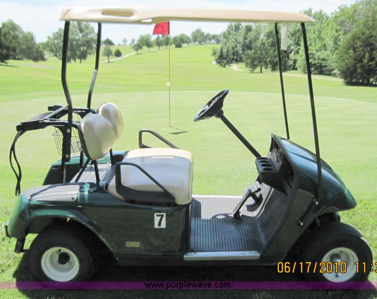 image for item 1058 2006 electric golf cart with charger