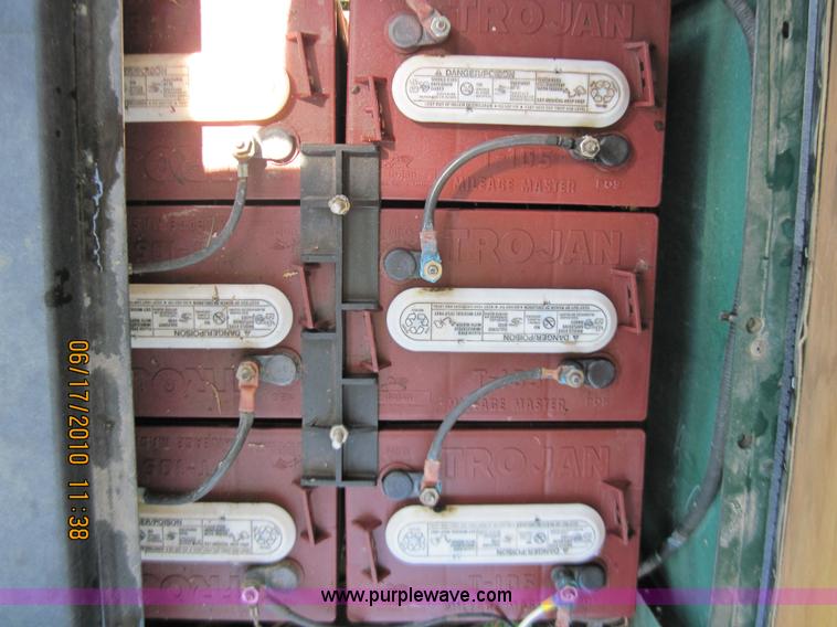 image for item 1058 2006 electric golf cart with charger