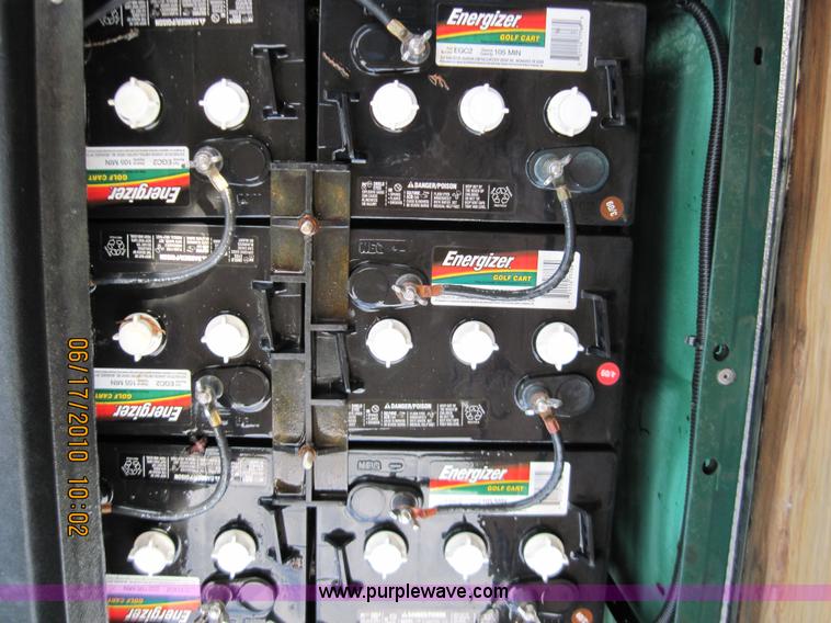 image for item 1059 2006 electric golf cart with charger