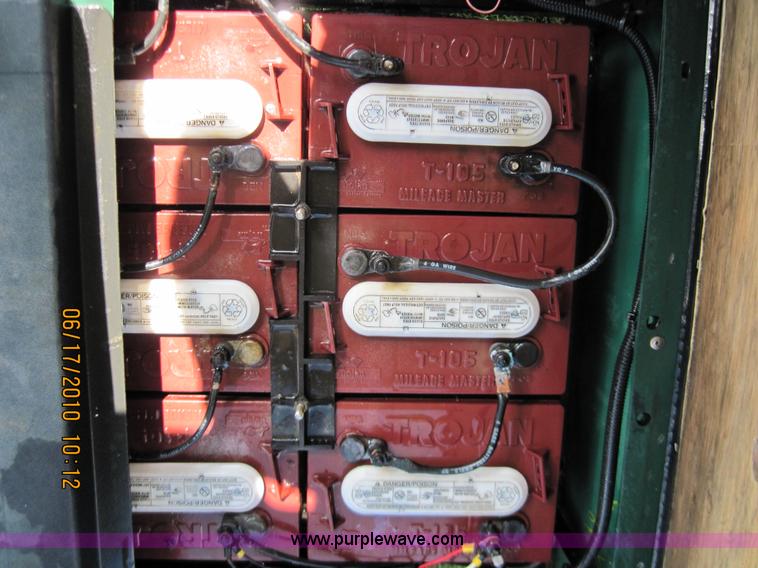 image for item 1060 2007 electric golf cart with charger