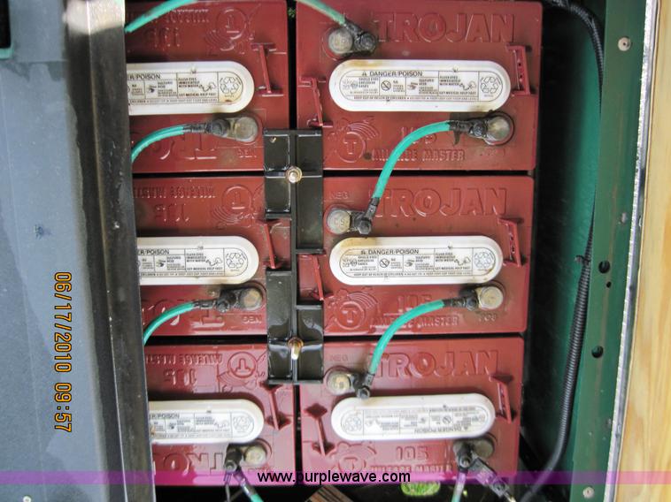 image for item 1064 2009 electric golf cart with charger